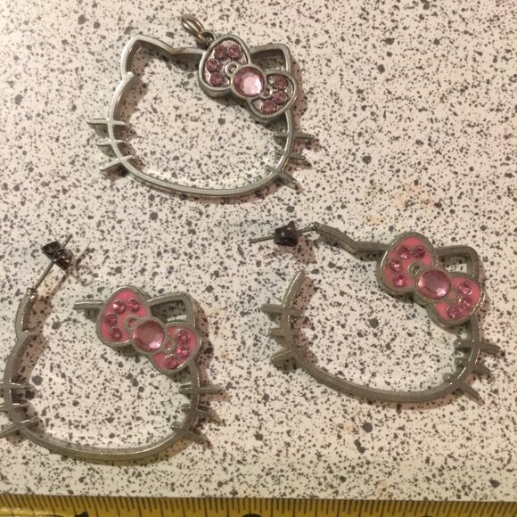 Hello Kitty pendant and earrings - Picture 4 of 7